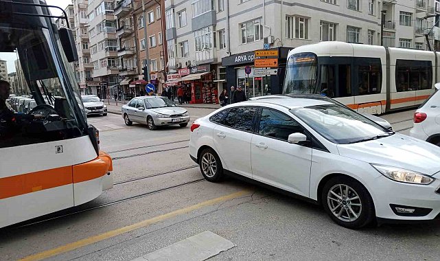 Acele eden sürücüler tramvay geçişlerine engel oldu