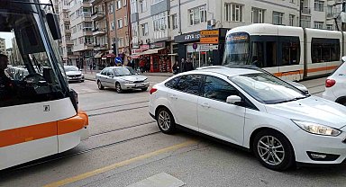 Acele eden sürücüler tramvay geçişlerine engel oldu