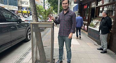 Ağaç zarar görmesin diye aldığı önlemle çevre esnafına da örnek oldu