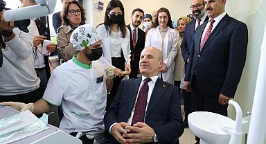 Ağız ve diş sağlığı merkezinin açılış törenine katılan YÖK Başkanı Özvar, diş muayenesi oldu