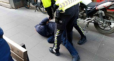 AK Parti seçim aracına saldıran şahsa polis müdahale etti