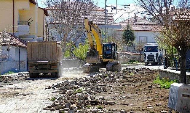 Akdağmadeni'nde yol yenileme çalışması sürüyor