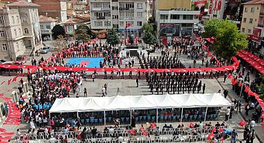Aksaray'da 19 Mayıs 2 bin 100 kişinin taşıdığı 550 metrelik bayrakla kutlandı