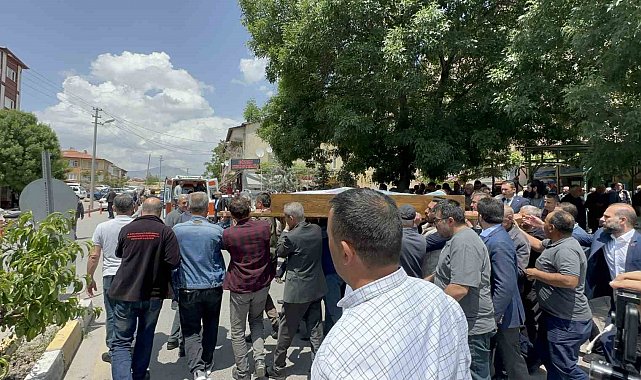Aksaray'da 7. kattan düşerek hayatını kaybeden hemşire toprağa verildi