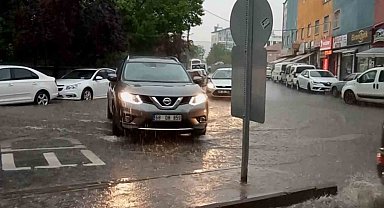 Aksaray'da şiddetli yağmur etkili oluyor