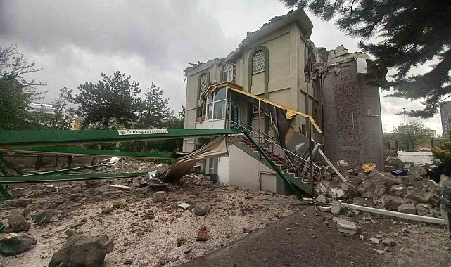 Ankara'da etkili olan fırtınada 2 caminin minaresi yıkıldı