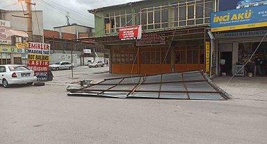 Ankara'da fırtına çatıları uçurdu