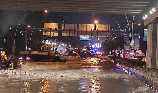 Ankara'da metro istasyonlarını sular bastı, yollar göle döndü, sürücüler mahsur kaldı
