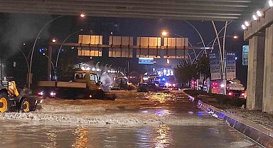 Ankara'da metro istasyonlarını sular bastı, yollar göle döndü, sürücüler mahsur kaldı