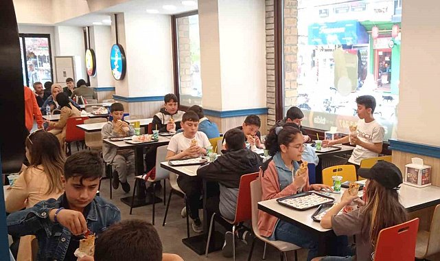 Ankara'dan Eskişehir'e geziye gelen öğrencilerin döner keyfi