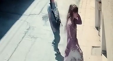 Apartman kapısını kartla açan kadın hırsızlar güvenlik kamerasına yakalandı