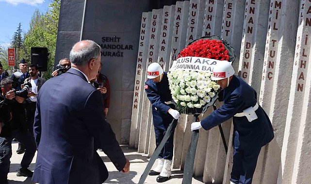 Bakan Akar: "Terör örgütü seçimleri umut olarak görüyor"