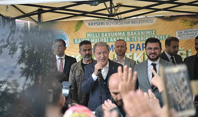 Bakan Akar'a vatandaşlardan yoğun ilgi