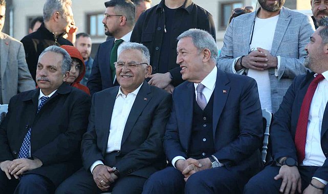 Bakan Akar'dan gençlerle keyifli buluşma