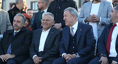 Bakan Akar'dan gençlerle keyifli buluşma