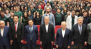 Bakan Akar'dan öğrencilere: "Sizler donanımlı olduğunuz takdirde bizim geleceğimiz daha güvende olur"