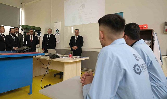 Bakan Dönmez MEGEM'de eğitim alan kursiyerlerle bir araya geldi