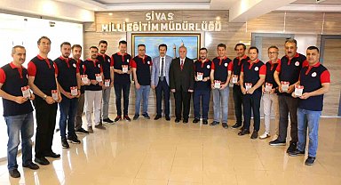 Bakan Özer'den Sivas AKUB'a plaket