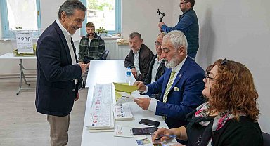 Başkan Ataç eşi ve kızı ile birlikte sandık başına gitti