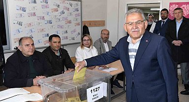 Başkan Büyükkılıç, eşi Necmiye Büyükkılıç ile oyunu kullandı