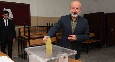 Başkan Çolakbayrakdar, oyunu ailesiyle birlikte kullandı