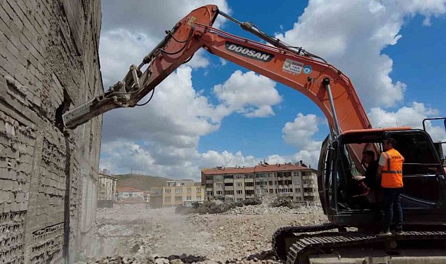 Başkan Dinçer, kentsel dönüşümündeki en son binayı kendisi yıktı