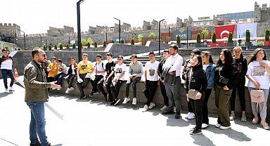 Başkan Yalçın'dan kırsaldaki öğrencilere müze sürprizi