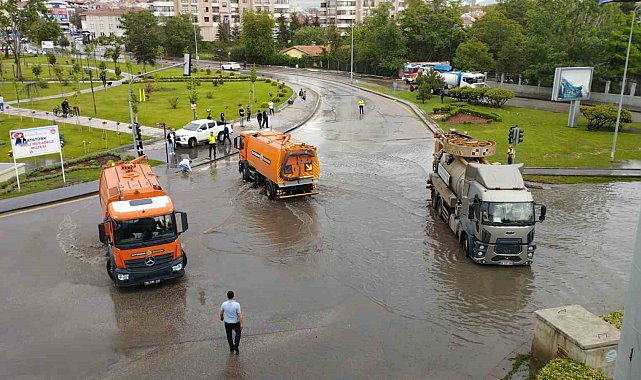 Başkent'i sel vurdu: Vatandaşlar araçların üzerinde mahsur kaldı