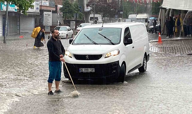 Başkent'te sağanak yağış: Yenişehir Pazarı önü sular altında kaldı, vatandaşlar zor anlar yaşadı
