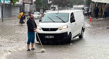 Başkent'te sağanak yağış: Yenişehir Pazarı önü sular altında kaldı, vatandaşlar zor anlar yaşadı