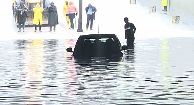 Başkentte köprü altında su baskınında aracıyla mahsur kalan vatandaş kurtarıldı