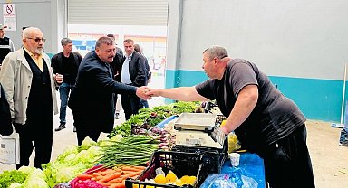 Beylikova Belediye Başkanı Özkan Alp, Cumhur İttifakı mensuplarıyla birlikte ilçe pazarını ziyaret etti