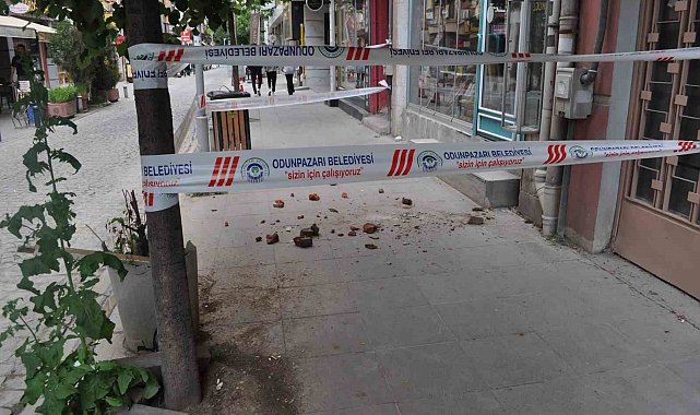 Binadan düşen beton parçaları mahalleliyi tedirgin etti