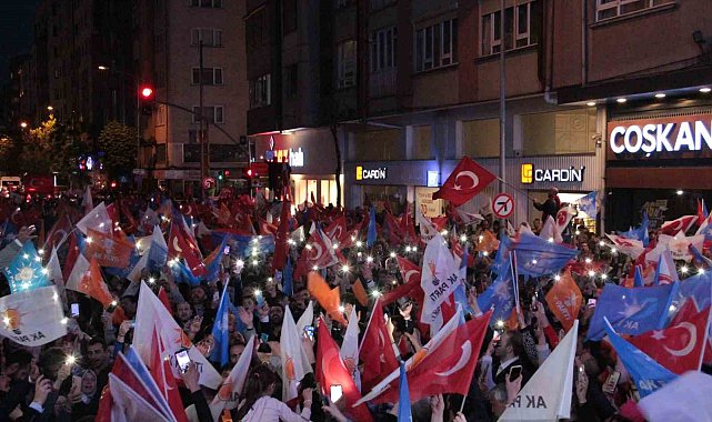 Binlerce kişi AK Parti Eskişehir İl Başkanlığı önünde zafer kutlaması yaptı