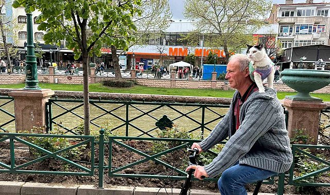 Boynunda kedisi ile tüm Türkiye'yi dolaşıyor