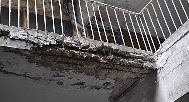 Bu caddedeki eski yapılar mahallede endişe oluşturuyor