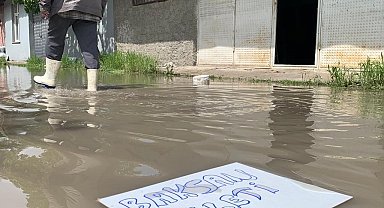 Bu dükkânları her yağmurda su basıyor