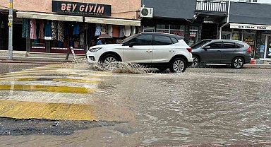 Caddelerde biriken sular sürücülere ve yayalara zor anlar yaşattı