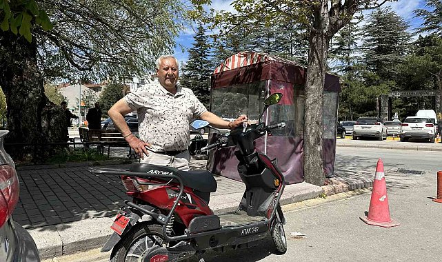 Çalınan motosikletinin ardından gözyaşı döken engelli simitçiye Vali Erol Ayyıldız'dan yardım geldi