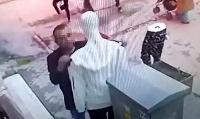 Cansız mankenin üzerindeki kıyafeti çaldı