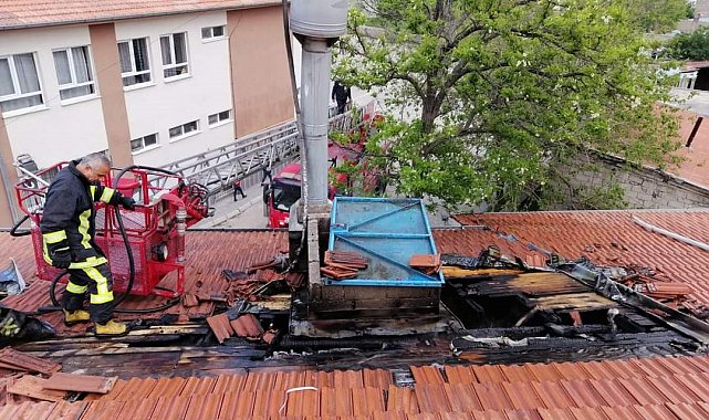 Çatı yangını büyümeden söndürüldü