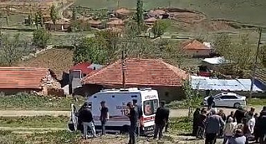 Cenaze çıkışı kabusu yaşadılar: Otomobil kalabalığa daldı, 6 kişi yaralandı