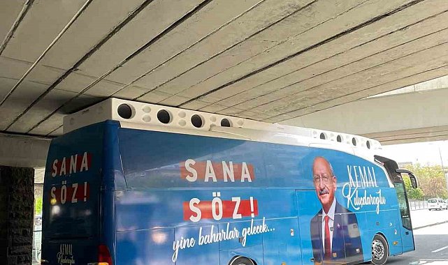 CHP otobüsü Sıhhiye Köprüsü'ne sıkıştı