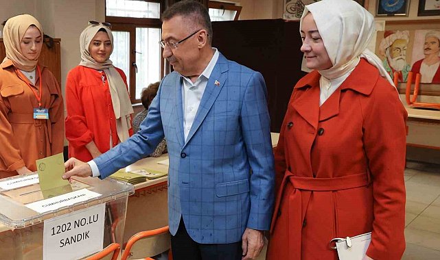 Cumhurbaşkanı Yardımcısı Fuat Oktay Ankara'da oy kullandı