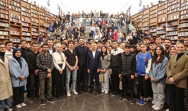 Cumhurbaşkanı Yardımcısı Fuat Oktay, Başkent Millet Bahçesi'nde gençlerle bir araya geldi