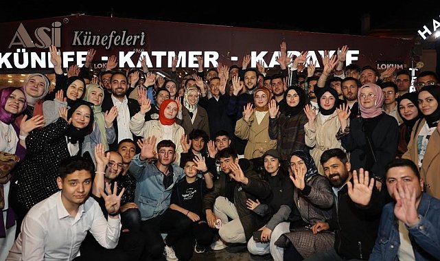 Cumhurbaşkanı Yardımcısı Oktay, Togg ile gençlerle kokoreç yemeye gitti