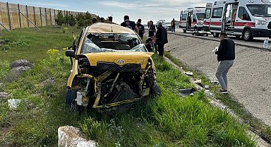 Deprem bölgesine oy vermeye gittiler, dönüş yolunda takla attılar