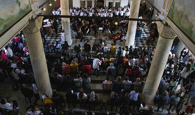 Depremzede çocuklar konserde eğlendi
