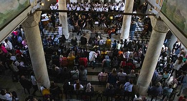 Depremzede çocuklar konserde eğlendi