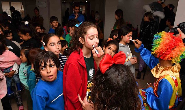 Depremzede çocuklar oyunlar oynayarak stres atıyor
